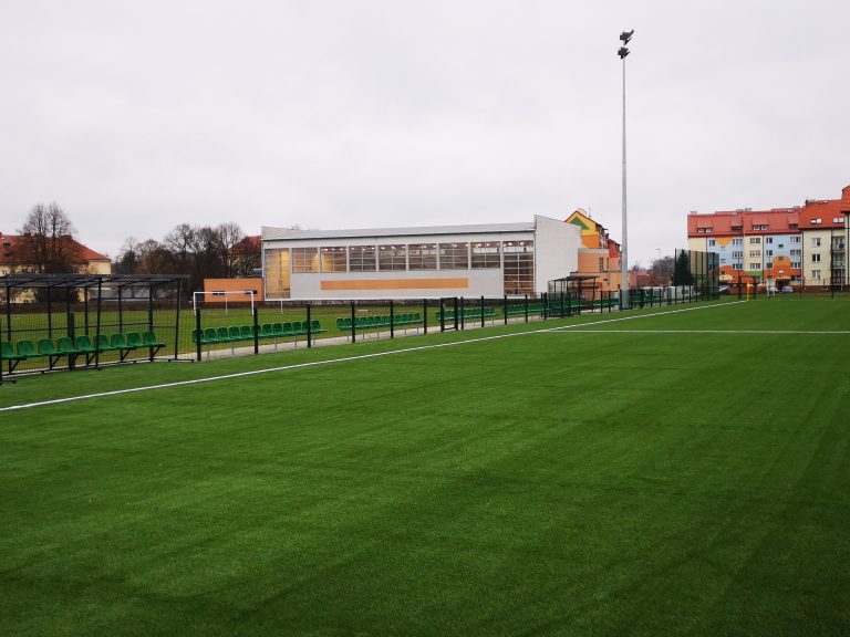 Boisko sportowe z nawierzchnią z trawy syntetycznej – Łobez