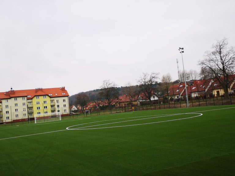 Boisko sportowe z nawierzchnią z trawy syntetycznej – Łobez